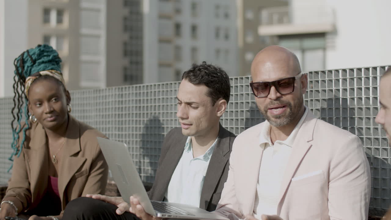 야외에서 함께 일하는 비즈니스 파트너의 중간 샷