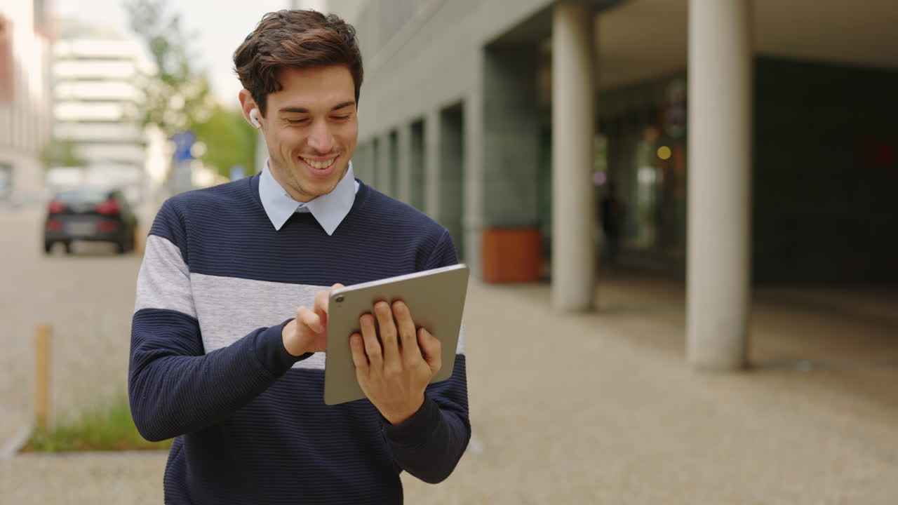 야외에서 태블릿을 사용하는 사람