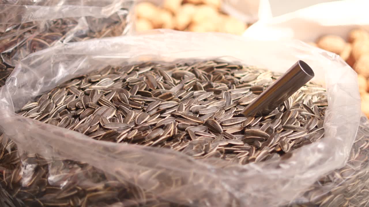 시장 에서 판매 하는 꽃 씨 한 봉투