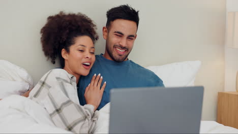 Couple,-laughing-or-laptop-with-talking-in-bed