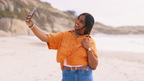 Mujer,-Selfie-En-La-Playa-Y-Signo-De-La-Paz-Con-Gracioso.