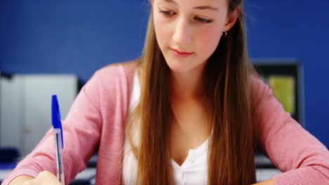 estudiante estudiando en el aula