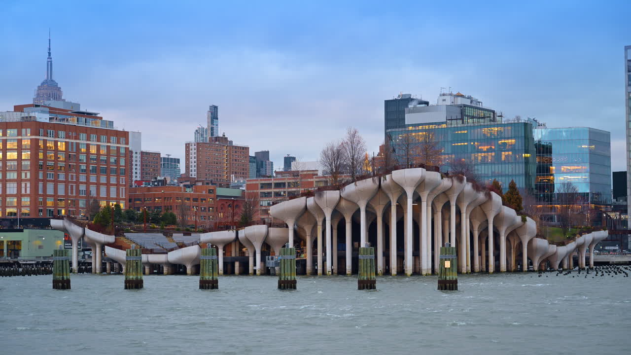 Kiến trúc công viên Little Island trên sông Hudson, Manhattan. Các công trình kiến trúc bê tông hiện đại hình hoa tulip của Little Island với Tòa nhà Empire State ở đằng xa.