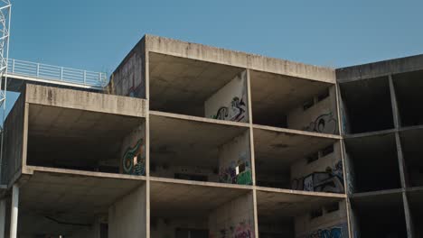 Abstract-graffiti-on-a-stark-brutalist-facade-at-Zagreb's-derelict-University-hospital,-Croatia