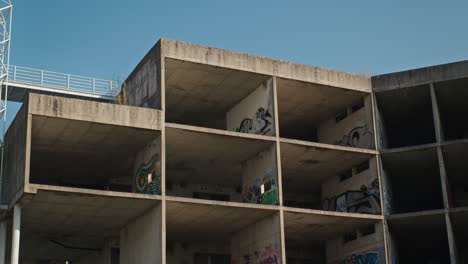 graffiti abstracto en una fachada brutalista en el abandonado hospital universitario de zagreb, croacia