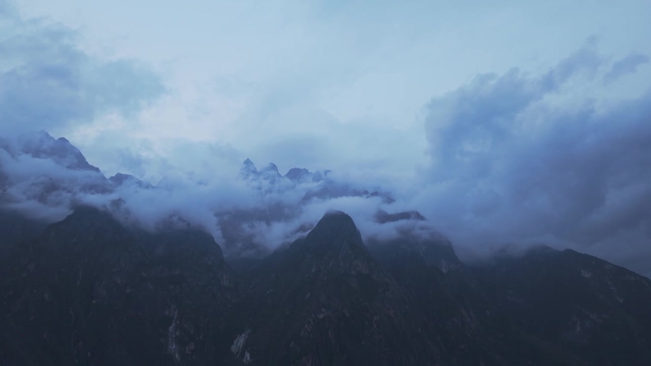 Những đỉnh núi mờ sương vươn lên trên hẻm núi tối dưới bầu trời nhiều mây, Hẻm núi Hổ Khiêu Hiệp, Tây Tạng, Vân Nam, Trung Quốc