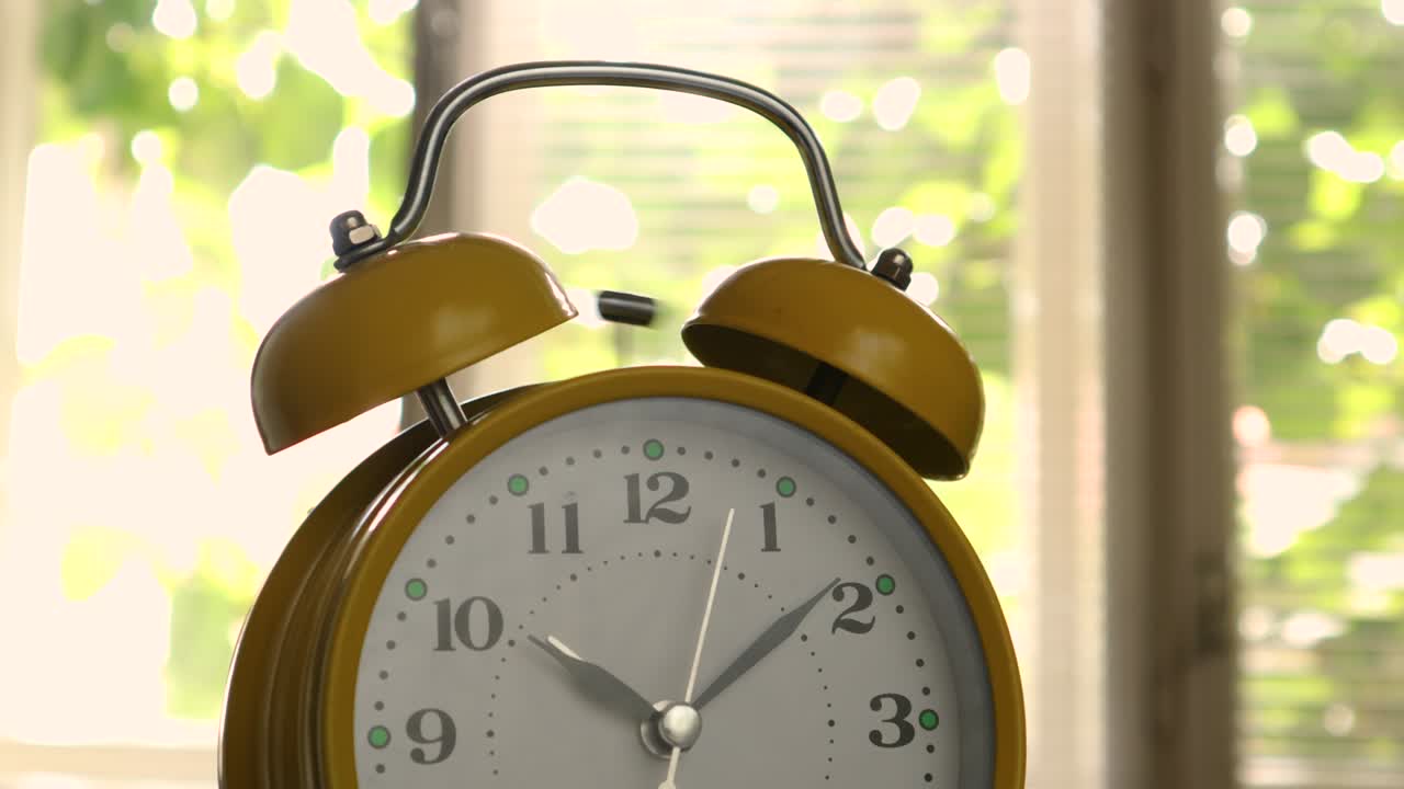 침실에서 알람을 켜는 오래된 레트로 알람 시계