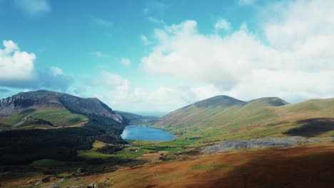 empuje lento de antena en snowdonia mountain y llyn llydaw, snowdonia, gales, reino unido