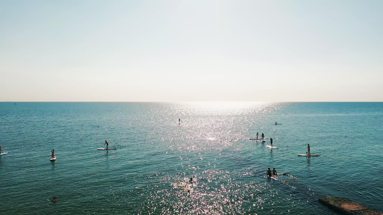바다에서 스탠드업 패들보딩