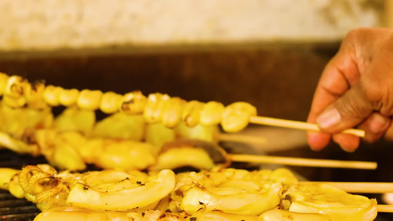 판매자 는 떠다니는 시장 에서 오징어 기 를 는다