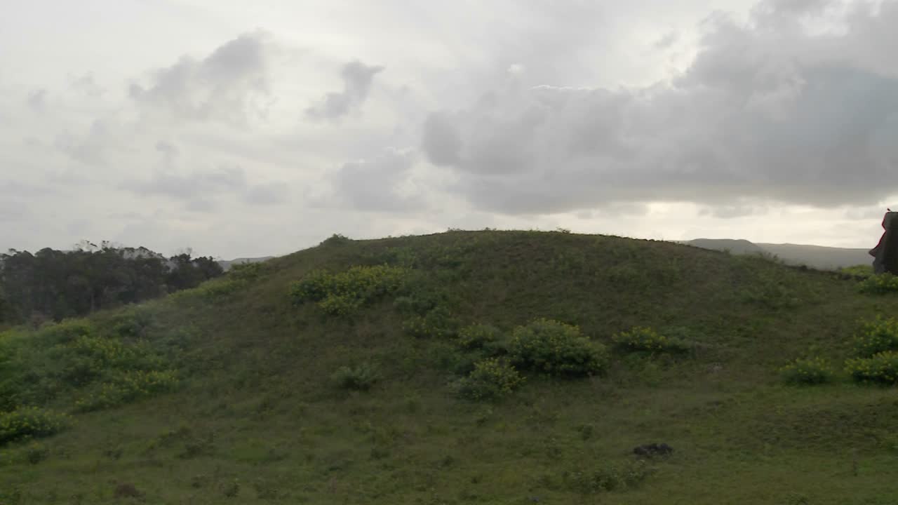 패닝 샷은 이스터 섬의 미완성 조각상을 보여줍니다.