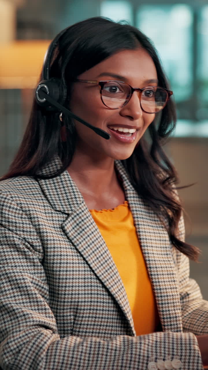 Agente de atendimento ao cliente amigável falando com fone de ouvido no escritório