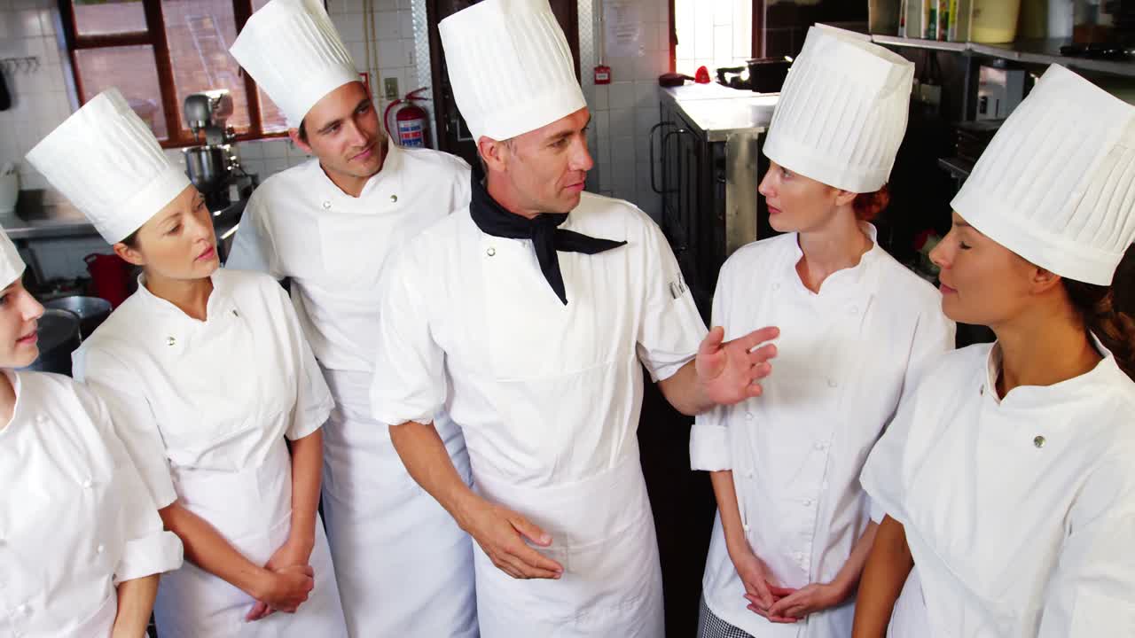 líder interactuando con los cocineros