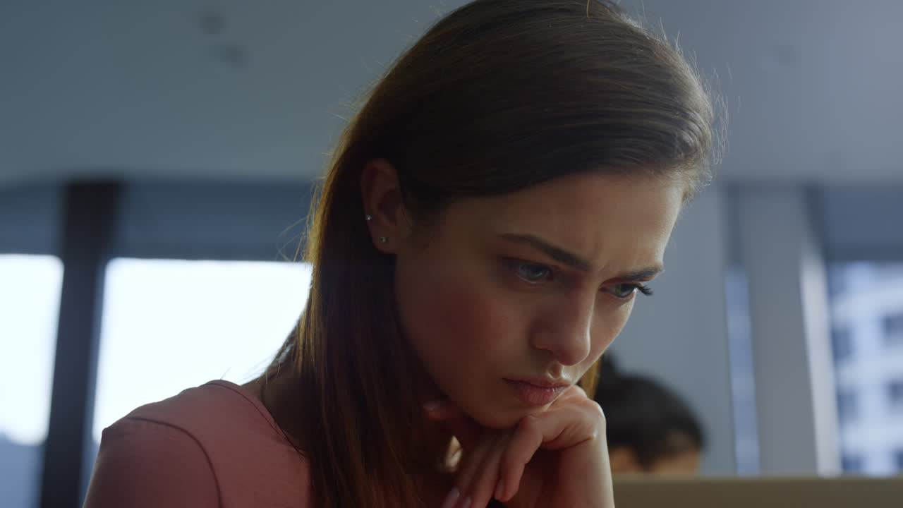 mujer de negocios tocando la cara con la mano. ejecutivo navegando por internet en el teléfono inteligente