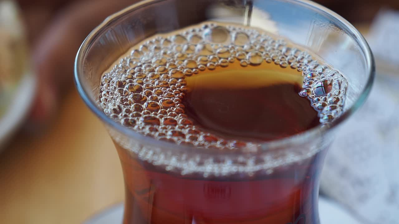 유리 컵에 넣은 터키 차