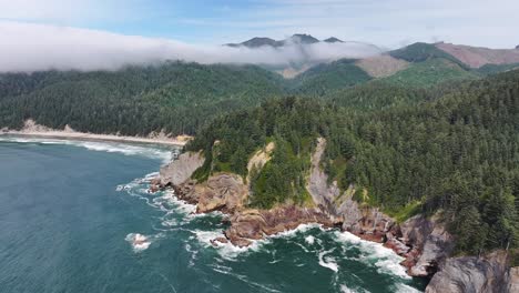 Impresionante-Toma-De-Drone-De-Una-Costa-Escarpada