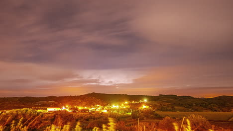 Eine-Stadt-Auf-Einem-Hügel-Während-Eines-Goldenen-Sonnenuntergangs---Zeitraffer