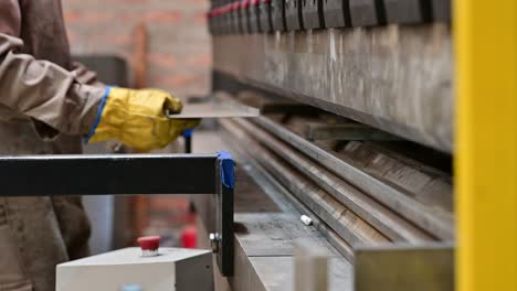 dobladora de metal en una fábrica de calentadores de agua