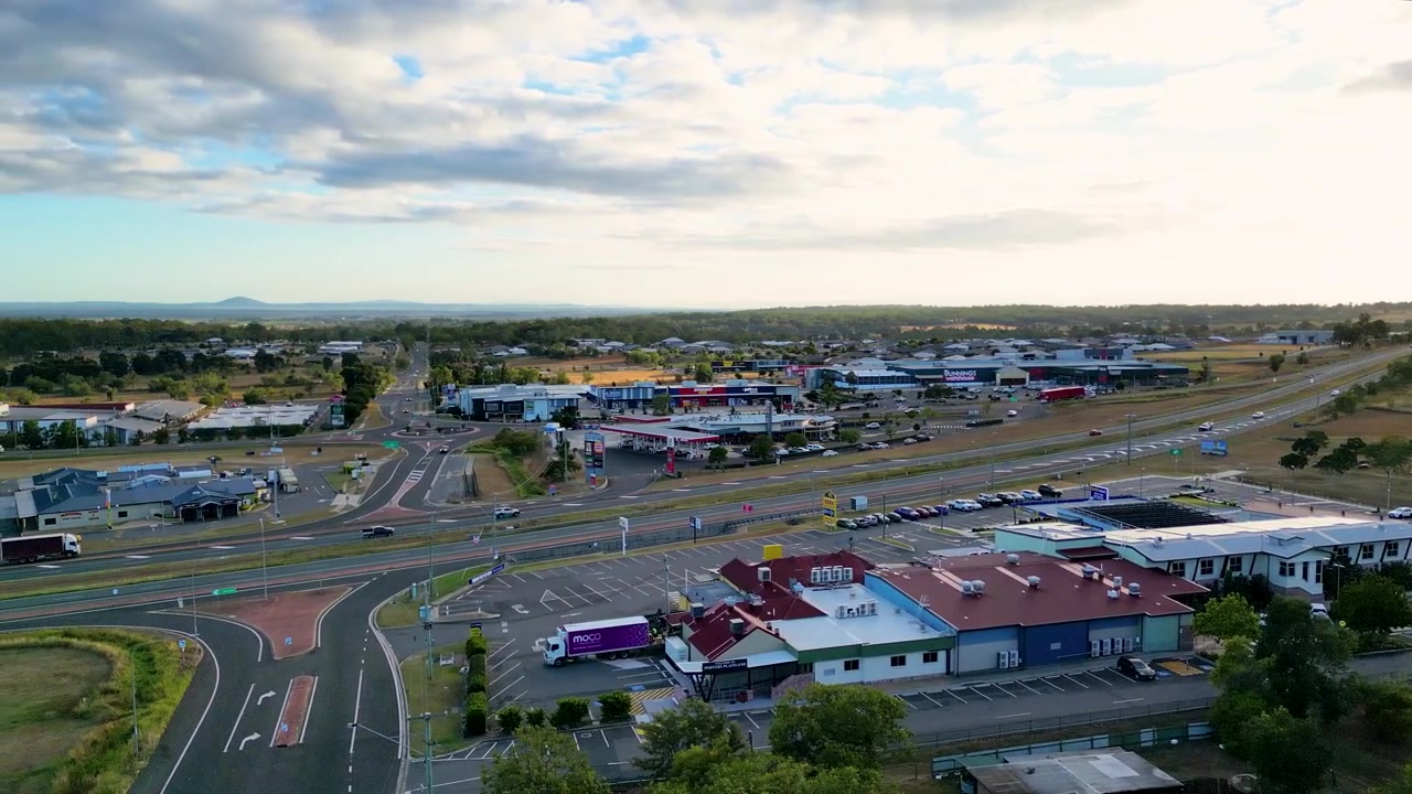 Filmagem de drone da cidade de Plainland com a Rodovia Warrego pela manhã
