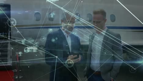 animación de redes de conexiones sobre personas de negocios que usan teléfonos inteligentes en el aeropuerto