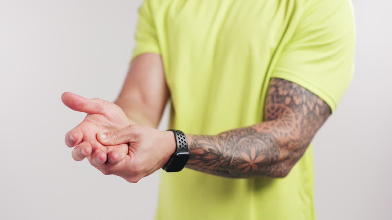 Mann reibt seine schmerzende Hand und sein Handgelenk