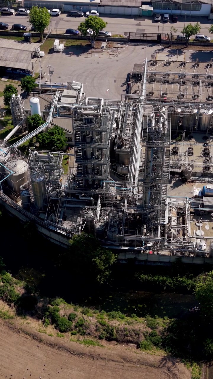 Planta industrial de procesamiento químico, vista aérea con dron.
