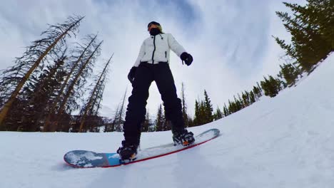 Niedrige-Ansicht-Eines-Snowboarders,-Der-Den-Berg-Zerschmettert