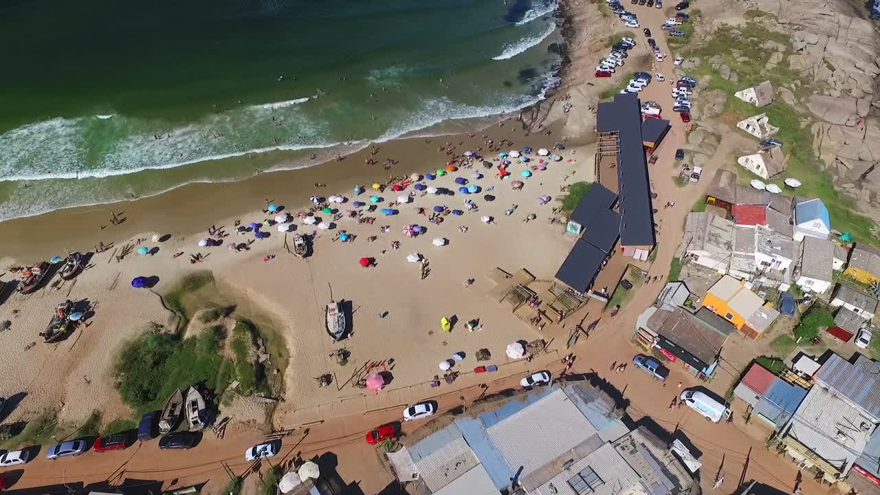 vuelo aéreo sobre la pequeña ciudad costera de punta del diablo, uruguay