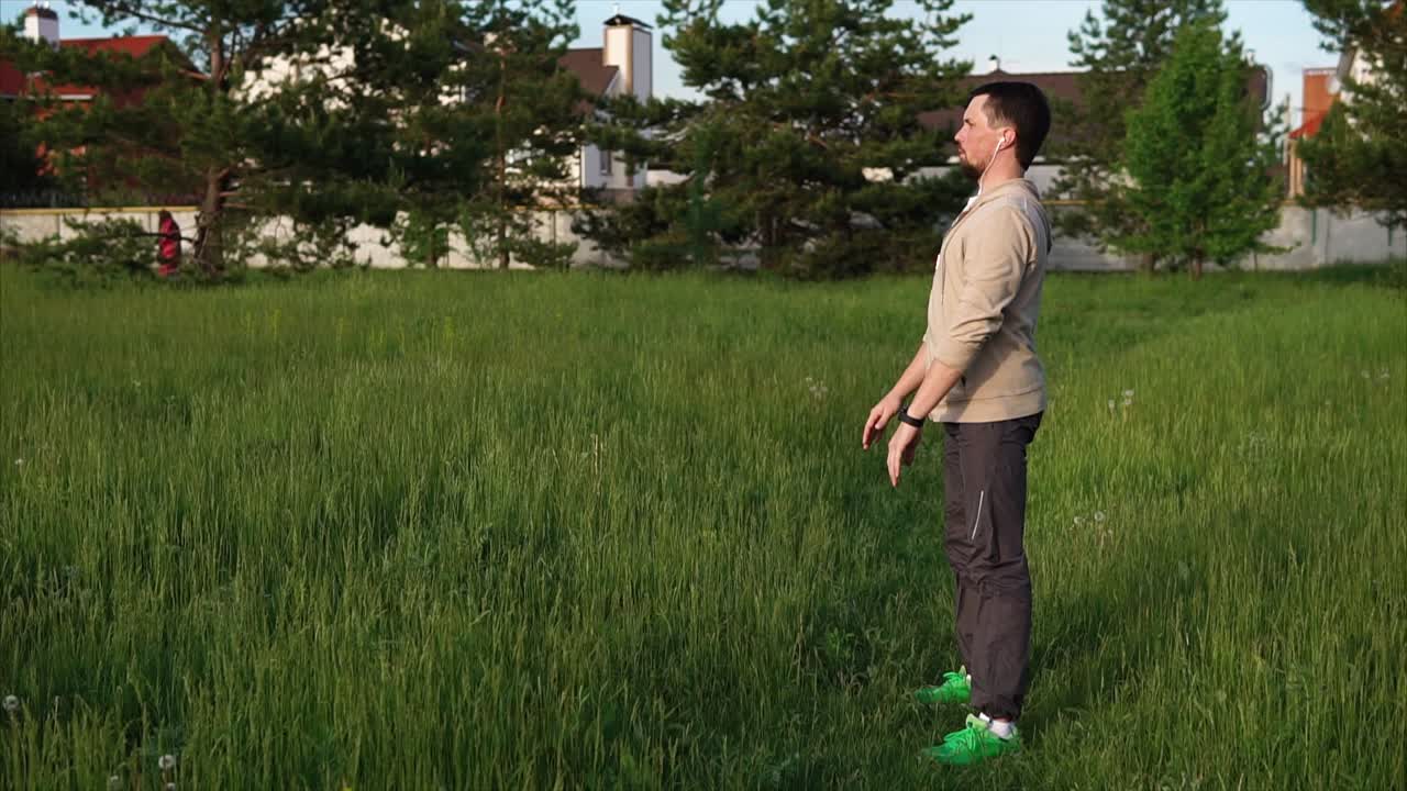 공원에서 운동 하는 남자