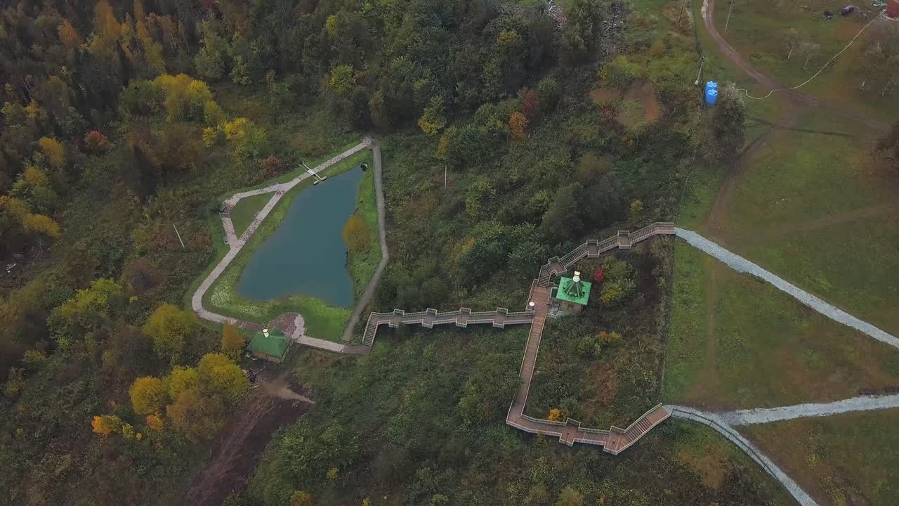 숲 풍경 에 있는 종교 장소 의 공중 사진