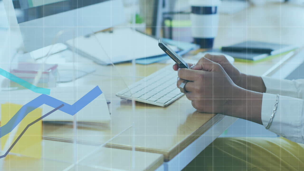 animación de una interfaz digital que muestra estadísticas con una mujer usando un teléfono inteligente en una oficina