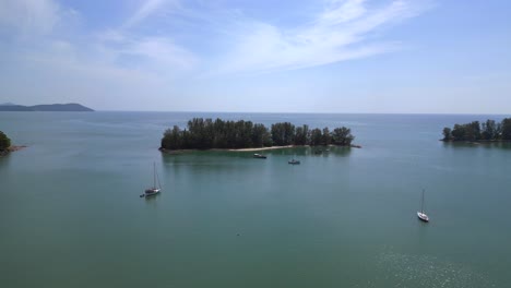 Heißer-Sommertag,-Strand-Und-Boote-Auf-Seratosa-Island