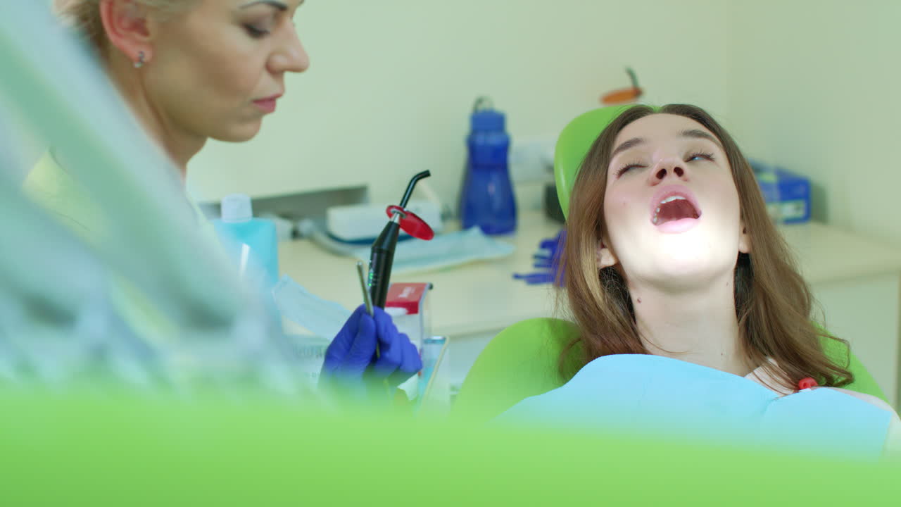 고속 치아 드릴 을 사용하는 치과 의사. 치아 통증 치료