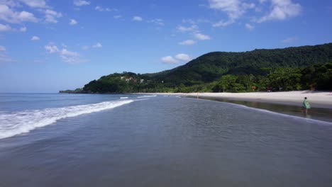 Volando-Bajo-Sobre-Las-Olas-En-La-Playa-De-Barro-Da-Sahy-En-El-Soleado-Brasil---Vista-Aérea