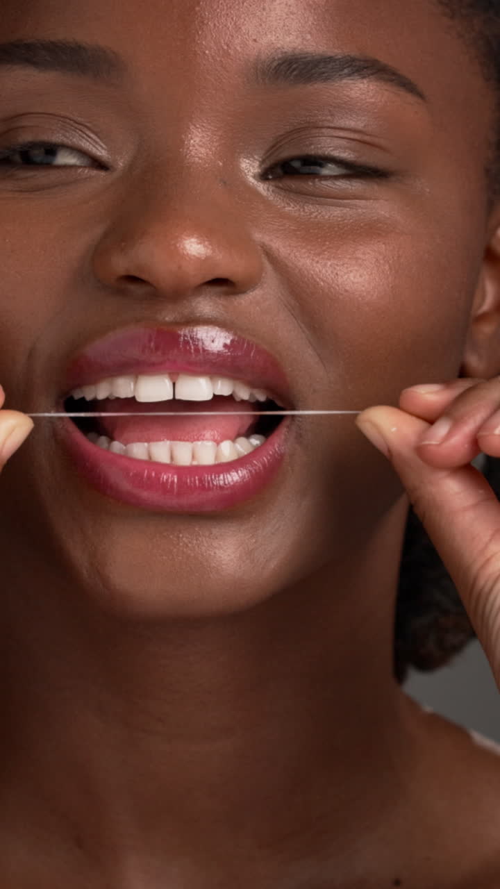 Mulher, fio dental, dentes