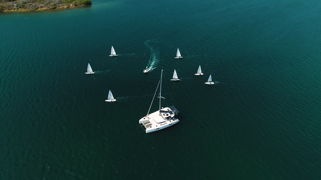 los veleros sunfish en aguas españolas practican la navegación en las hermosas aguas del caribe