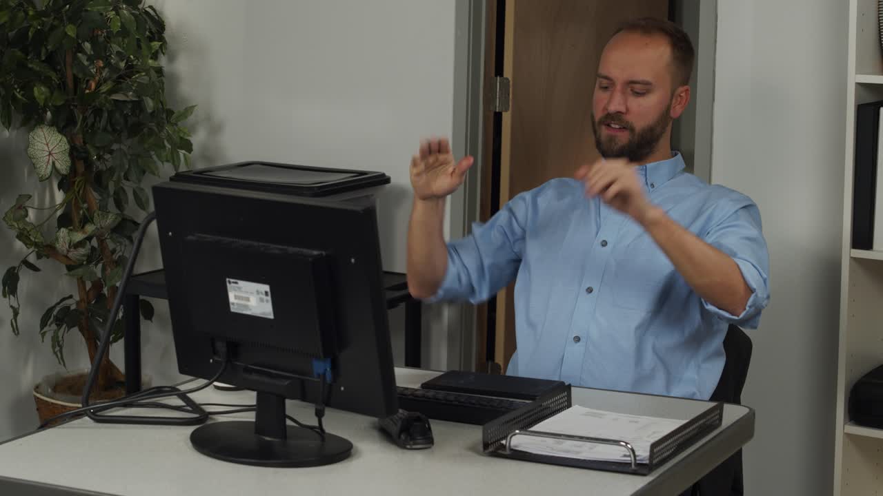 trabajador de oficina masculino dedicado celebra terminar un trabajo