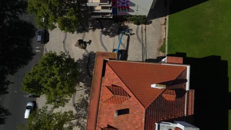 Die-Luftaufnahme-Zeigt-Ein-Wohnhaus-Mit-Einem-Markanten-Wandgemälde-An-Der-Seite,-Das-Der-Städtischen-Szene-Künstlerisches-Flair-Verleiht