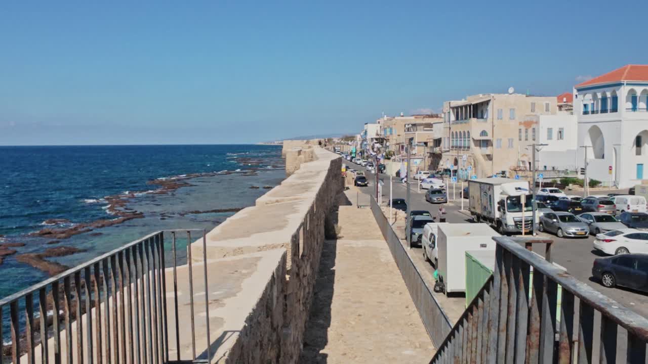 Mura difensive della città vecchia di Akko (Acri) che si affacciano sul Mar Mediterraneo e su una via trafficata
