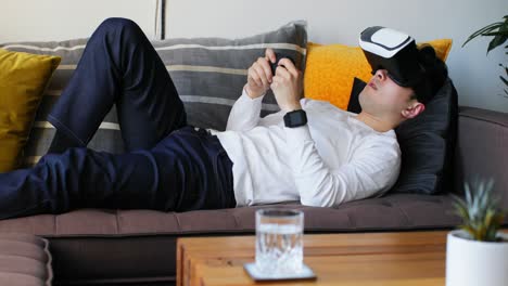 hombre jugando videojuegos con auriculares de realidad virtual 4k