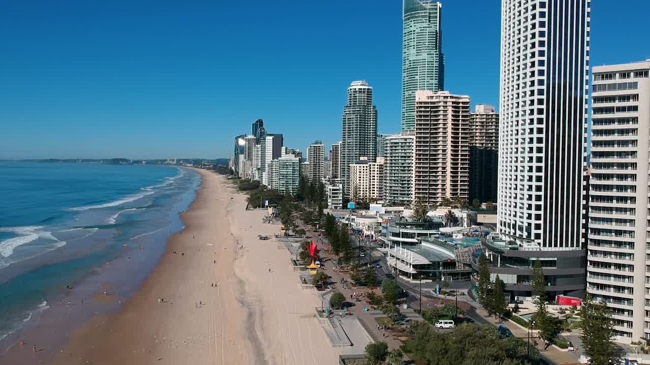 Luftfoto, der viser Australiens Gold Coasts vandveje og byspredning på en klar dag