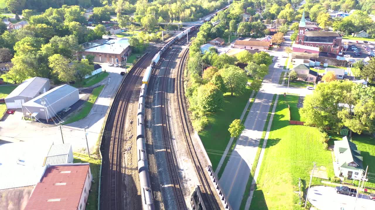 시골 중서부를 빠르게 이동하는 유조선 차량의 긴 화물 열차 위로 공중