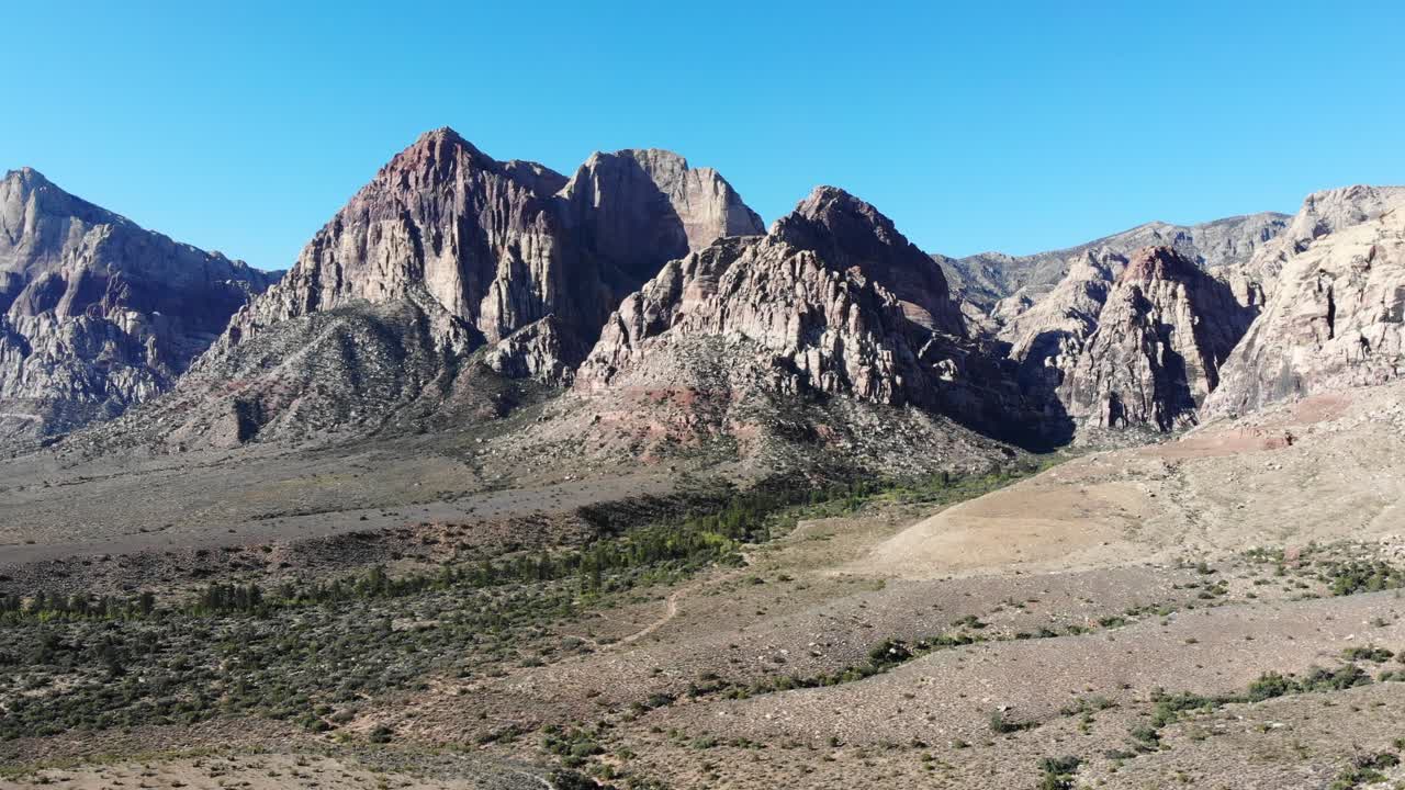 acercamiento aéreo a las montañas nevada en el área de conservación nacional de red rock cerca de las vegas nevada