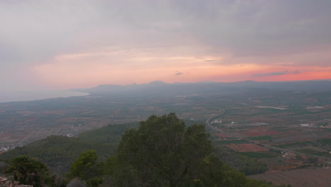 Toma-Panorámica-De-Una-Hermosa-Puesta-De-Sol-En-La-Costa-Del-Azahar