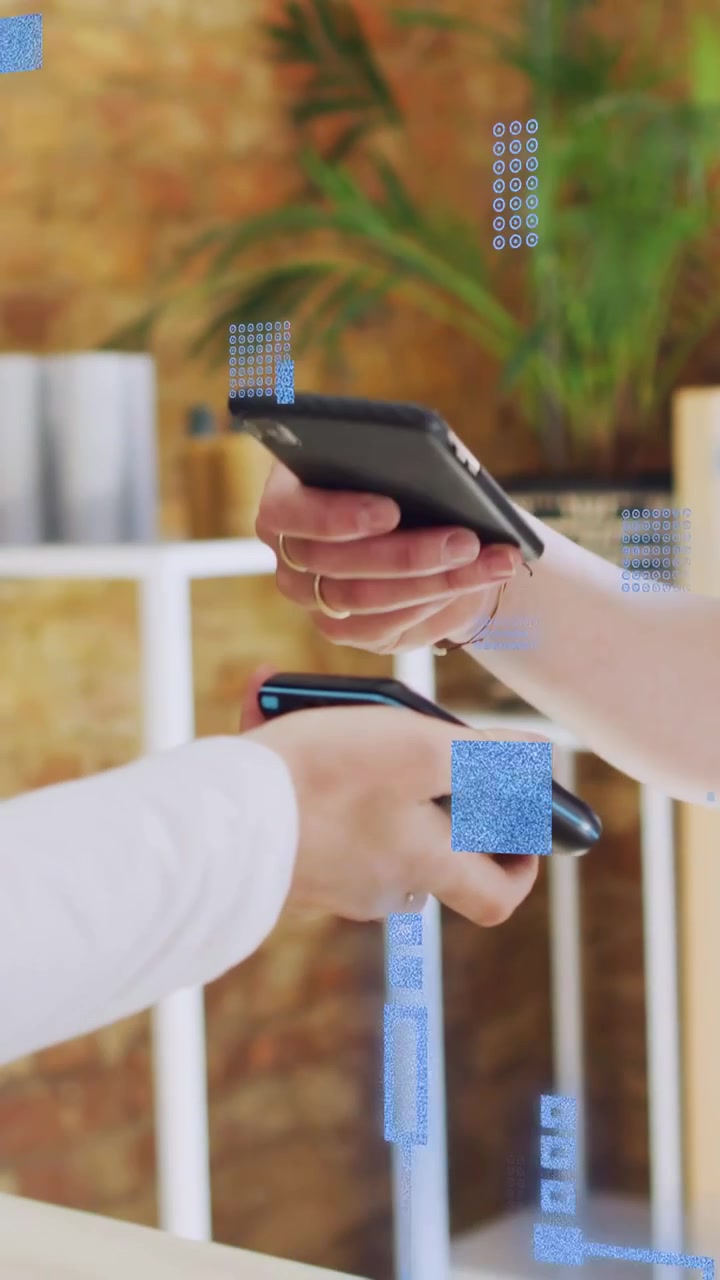 Dikey video: Kadın müşteri, telefonunu personelin POS cihazına dokundurarak mavi kaplamalarla ödemeyi tamamlıyor.