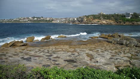 la hermosa y vacía bahía de gordon en los suburbios del este de australia - amplia