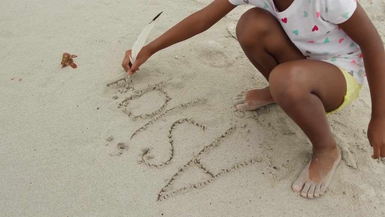 바다 근처 에서 자유로운 시간 을 즐기는 가족