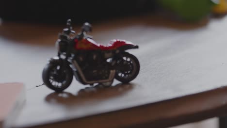 motocicleta de aleación en miniatura en un primer plano de mesa de madera