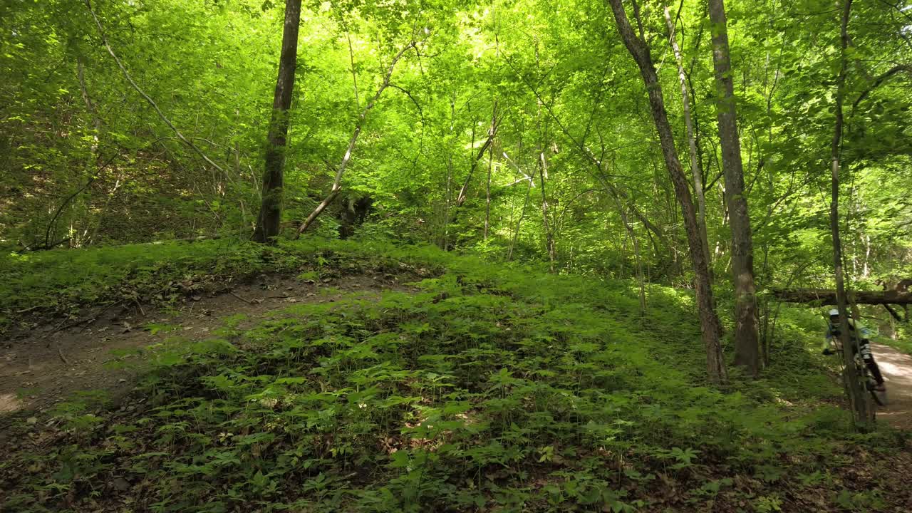 mtb 풀 서스펜션 자전거 또는 자전거로 내리막 점프