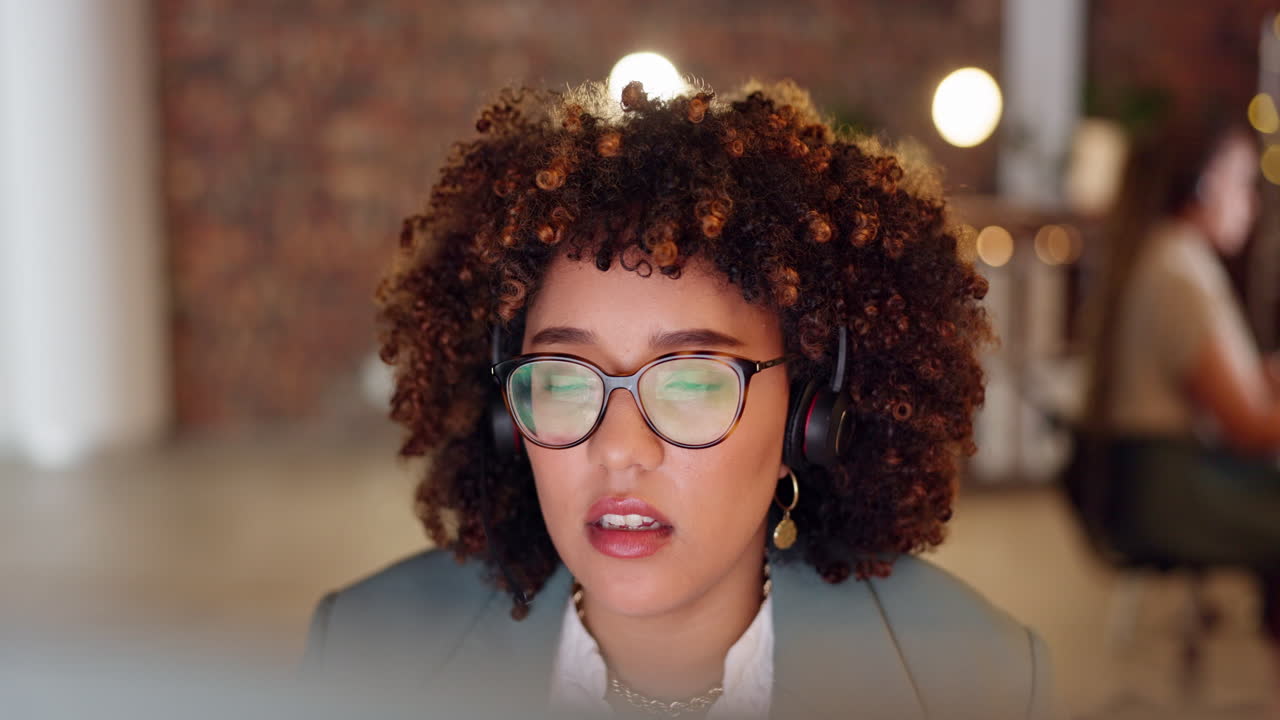 centro de llamadas, telemarketing y mujer hablando